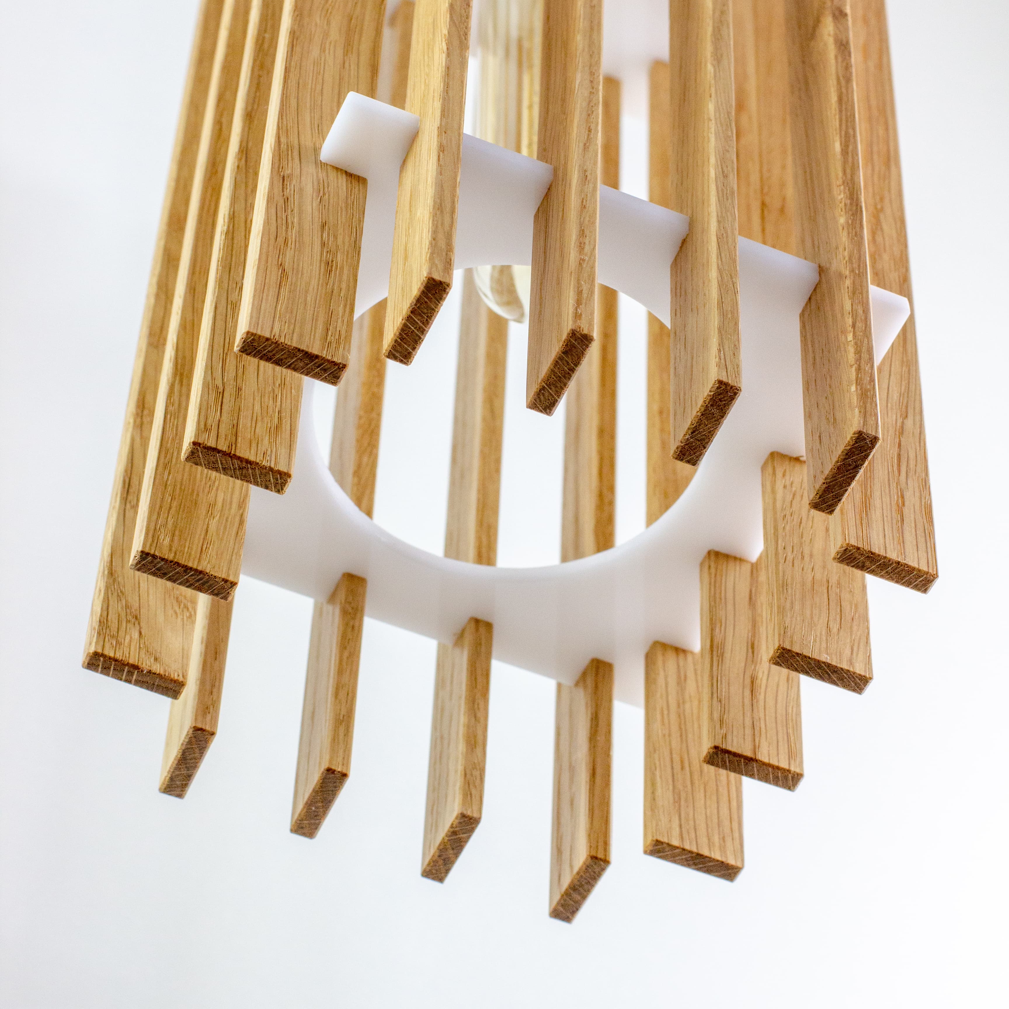 Design Hängeleuchte aus Holz mit warmem Licht und filigranen Holzleisten