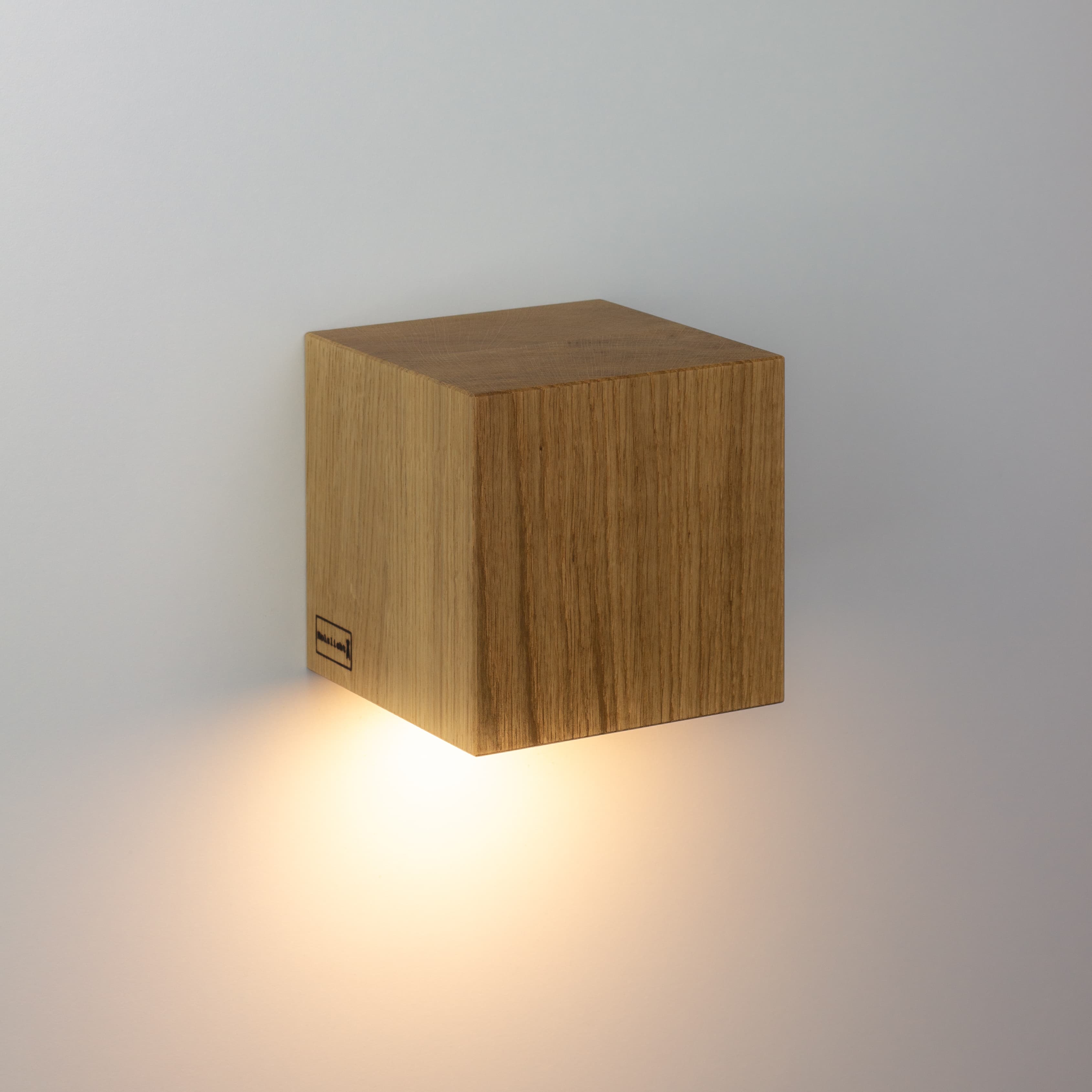 Holzlicht Wandleuchte Würfel in quadratischem Design aus massivem Holz
