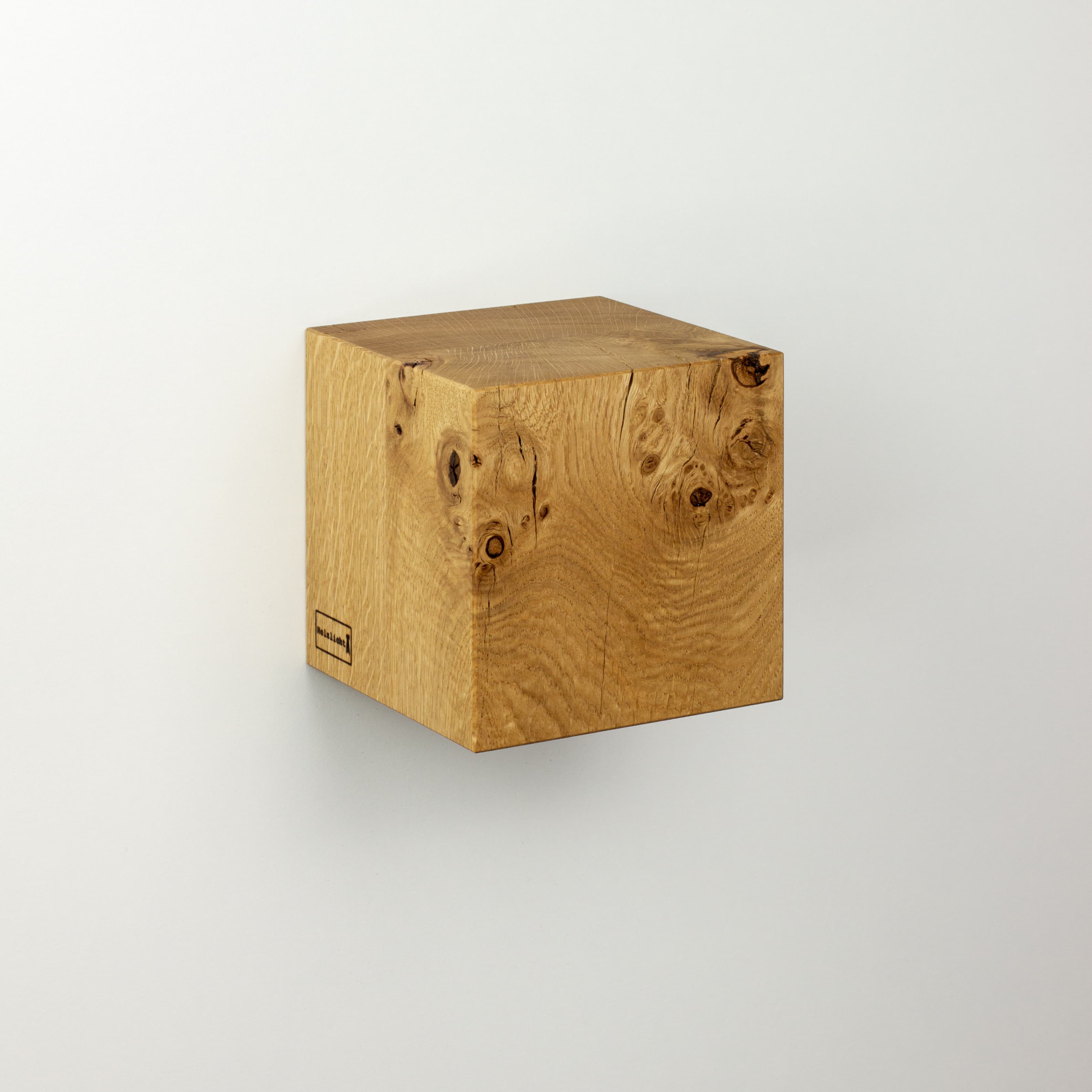 Holzlicht Wandleuchte Würfel aus Ast-Eiche mit indirektem Licht – rustikale Wandlampe aus Holz für Wohnzimmer und Flur