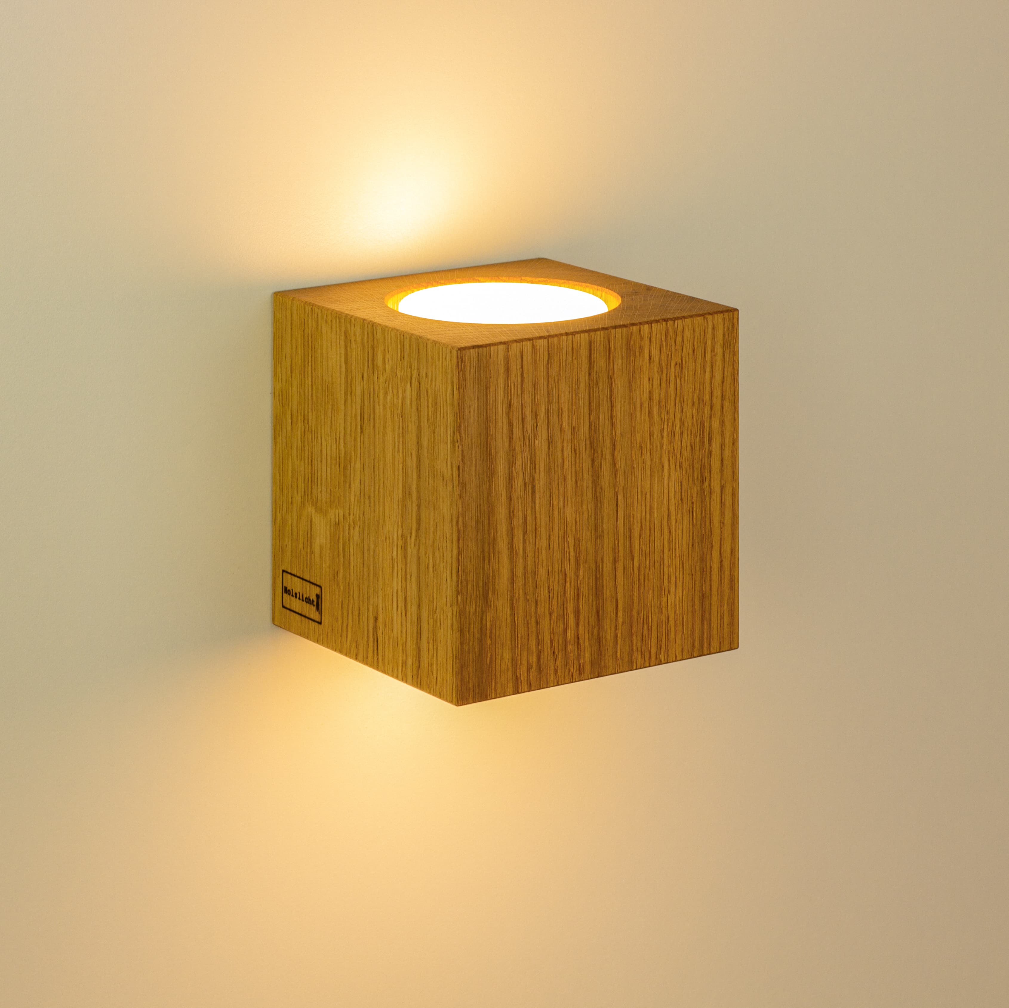 Holzlicht Wandleuchte Würfel mit eingeschaltetem Up & Down Licht für stilvolle Wandbeleuchtung